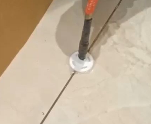 民和瓷砖空鼓维修公司专业解答瓷砖在铺贴过程中，如果没有涂抹均匀到位的粘结材料（如水泥砂浆或瓷砖胶），可能会导致以下问题